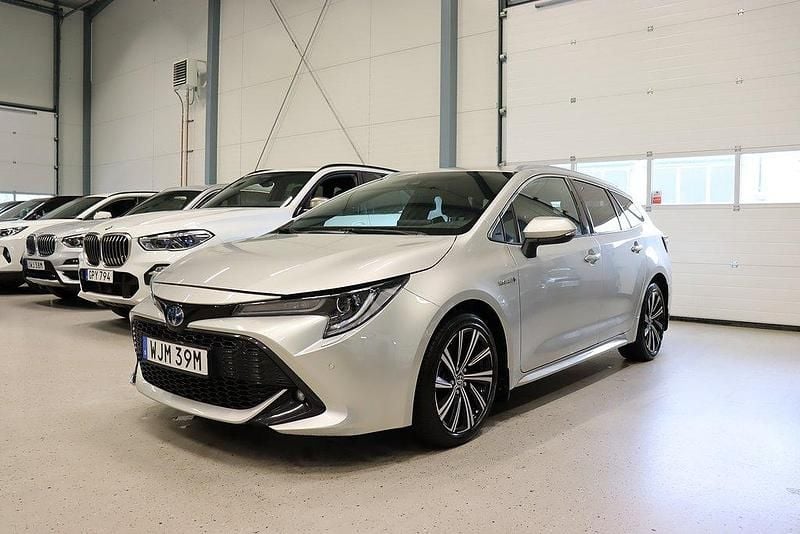 Silver Begagnad 2020 Toyota Corolla Style Kombi | 239 800 kr (Marknadspris) - Bild 1/4