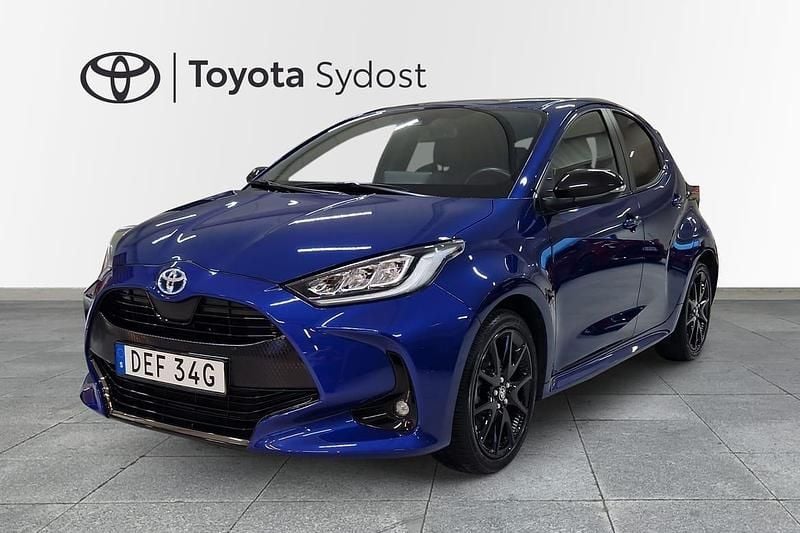 Mörkblå (blå) Begagnad 2022 Toyota Yaris Hybrid Style Halvkombi | 225 000 kr (Marknadspris) - Bild 1/3