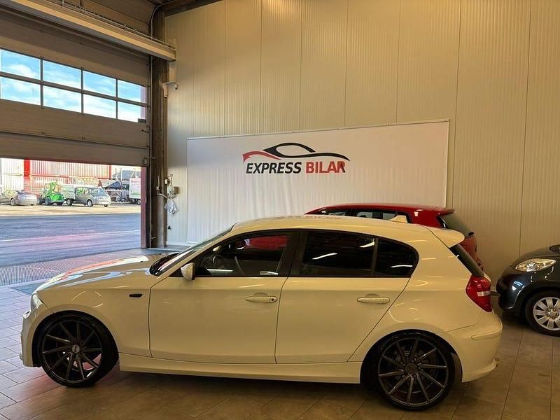 Begagnad BMW 118 Advantage 143 HK (105 kW) 2008 Vit Halvkombi