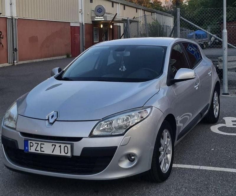 Silver Begagnad 2009 Renault Mégane III Halvkombi | 49 900 kr (Lite dyr) - Bild 1/4