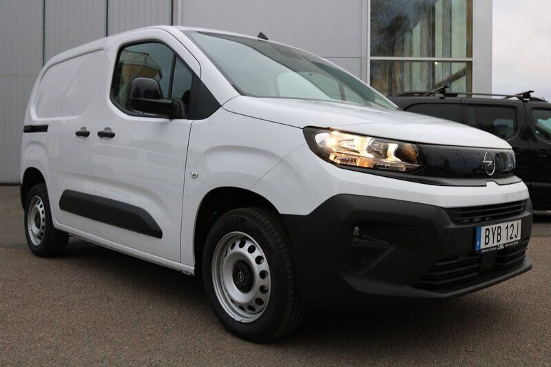 Vit (vit kaolin) Ny 2024 Opel Combo Minibuss | 318 625 kr (Marknadspris) - Bild 1/4