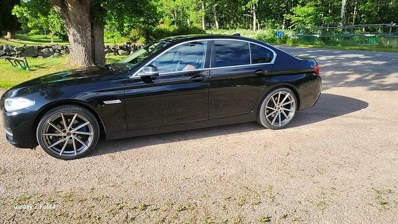 Svart Begagnad 2014 BMW 520 Sedan | 125 000 kr (Bra pris) - Bild 1/4