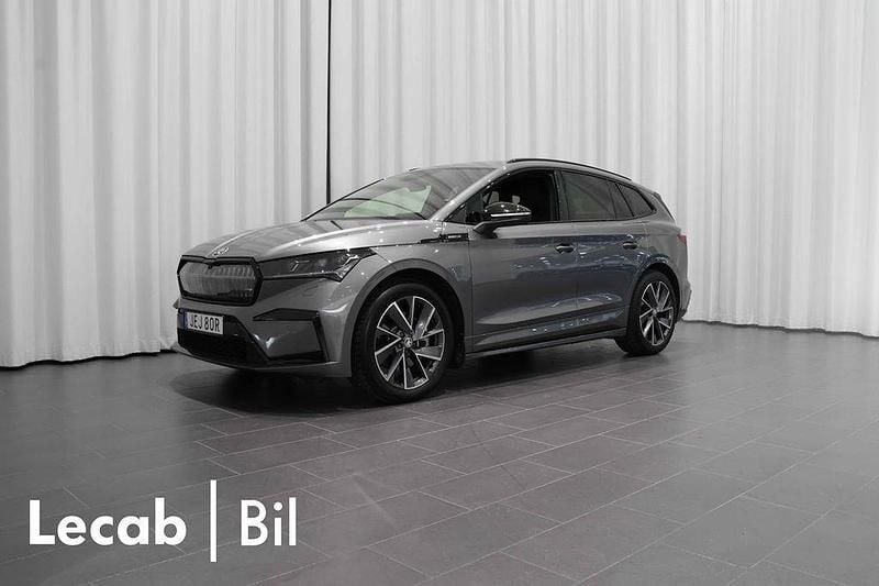 Grå (graphite grey metallic) Begagnad 2025 Skoda Enyaq iV SportLine SUV | 544 500 kr (Superpris) - Bild 1/4