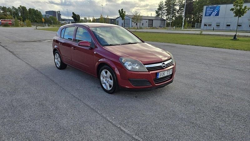 Röd Begagnad 2006 Opel Astra Halvkombi | 35 000 kr (Marknadspris) - Bild 1/4