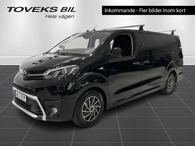 Svart Begagnad 2022 Toyota Proace Minibuss | 299 900 kr (Marknadspris) - Bild 1/4