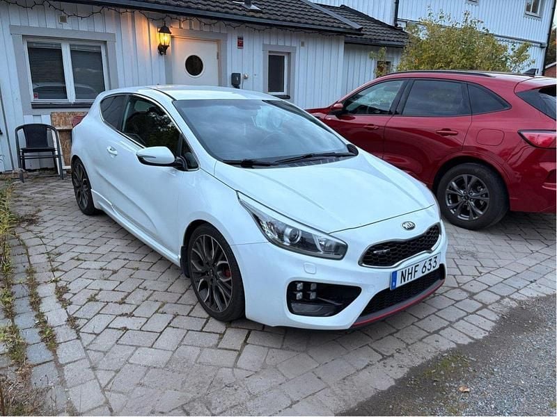 Vit Begagnad 2014 Kia ProCeed GT 2 Halvkombi | 110 000 kr - Bild 1/4