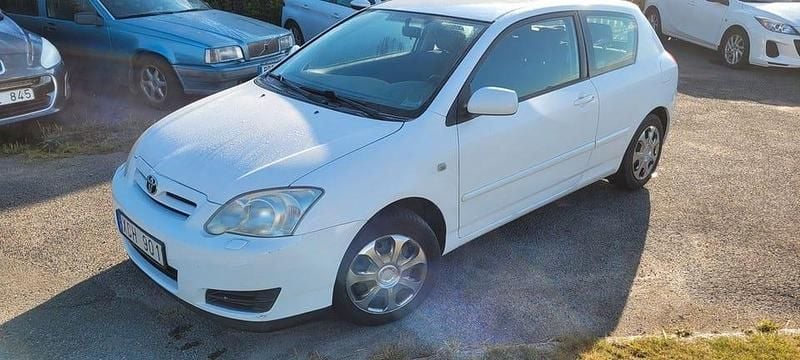 Vit Begagnad 2005 Toyota Corolla Halvkombi | 39 000 kr (Marknadspris) - Bild 1/4