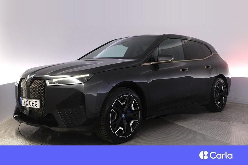 Grå Begagnad 2022 BMW iX Sport Line SUV | 594 900 kr (Marknadspris) - Bild 1/4