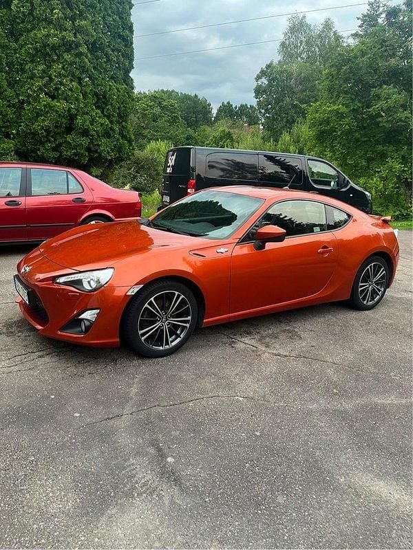 Orange Begagnad 2013 Toyota GT86 GT Sportkupé | 165 000 kr - Bild 1/4