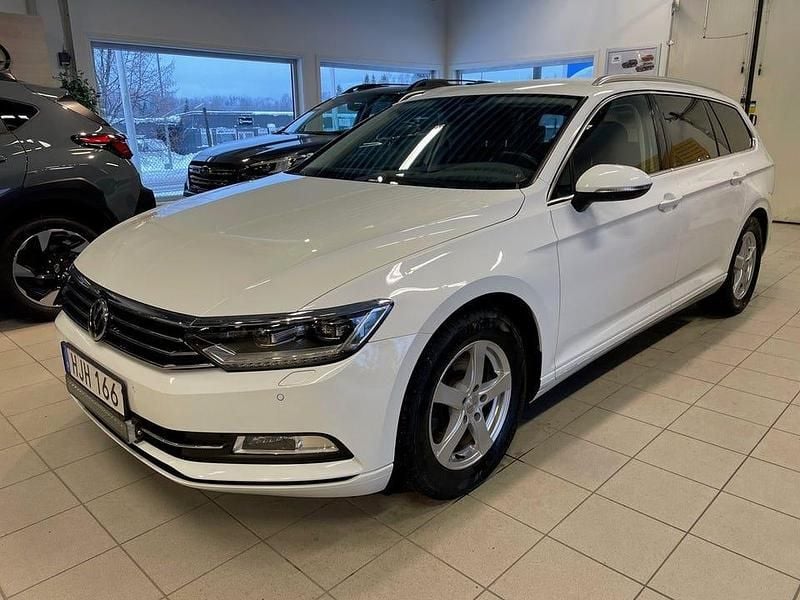 Vit Begagnad 2018 VW Passat Kombi | 174 000 kr (Marknadspris) - Bild 1/4