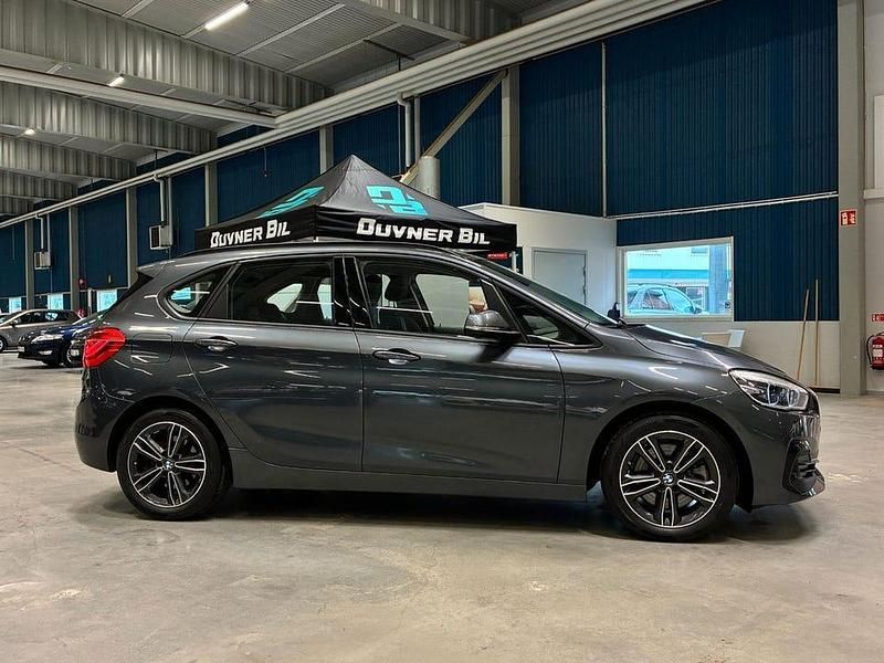 Begagnad BMW 225 Active Tourer Sport Line 220 HK (161 kW) 2021 Grå Minibuss