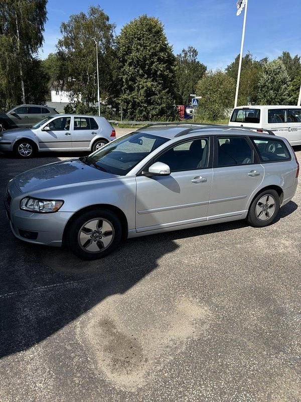 Grå Begagnad 2011 Volvo V50 Kombi | 37 000 kr (Marknadspris) - Bild 1/4
