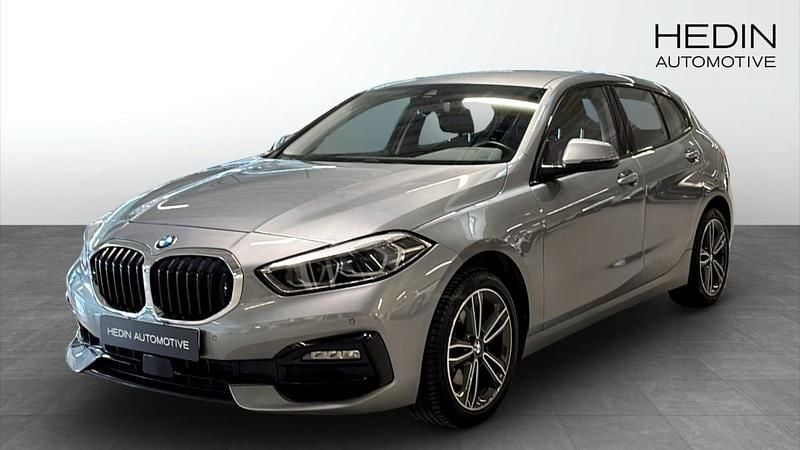 Grå (grey) Begagnad 2022 BMW 118 Sport Line Halvkombi | 258 700 kr (Marknadspris) - Bild 1/2