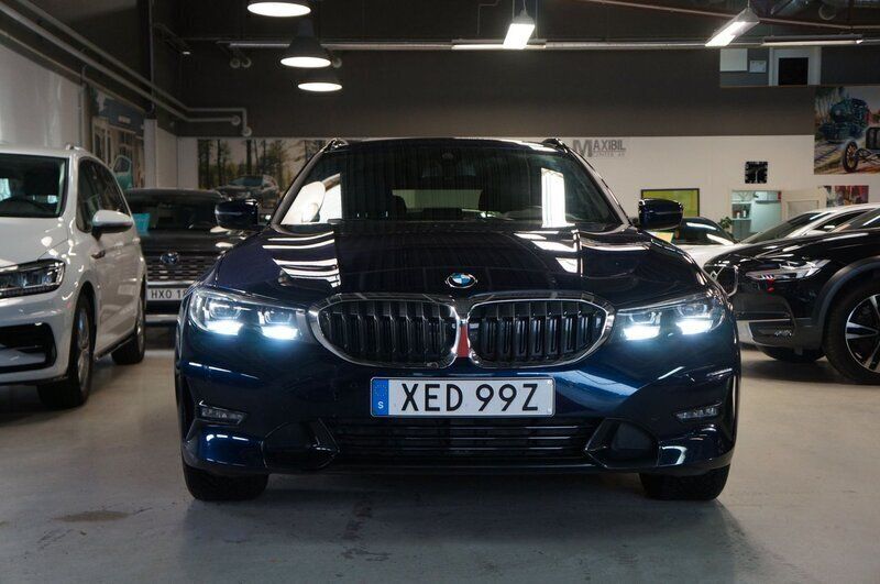 Blå Begagnad 2021 BMW 330e Sport Line Kombi | 399 800 kr (Dyr) - Bild 1/4