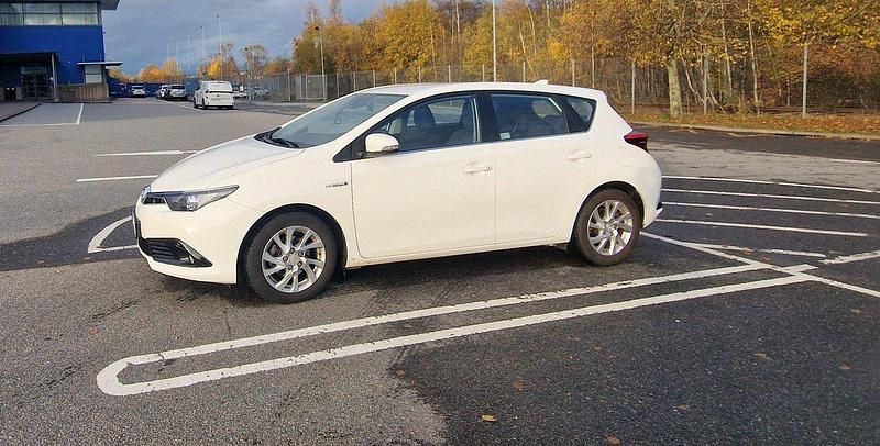 Vit Begagnad 2015 Toyota Auris Hybrid Halvkombi | 169 000 kr (Marknadspris) - Bild 1/4