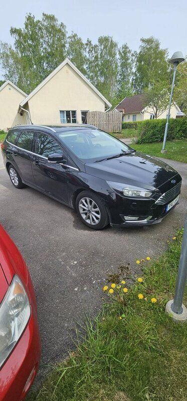 Svart Begagnad 2016 Ford Focus Titanium Kombi | 62 000 kr (Marknadspris) - Bild 1/4