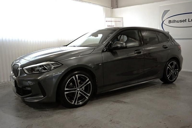 Grå Begagnad 2019 BMW 118 M Sport Halvkombi | 254 000 kr (Dyr) - Bild 1/4