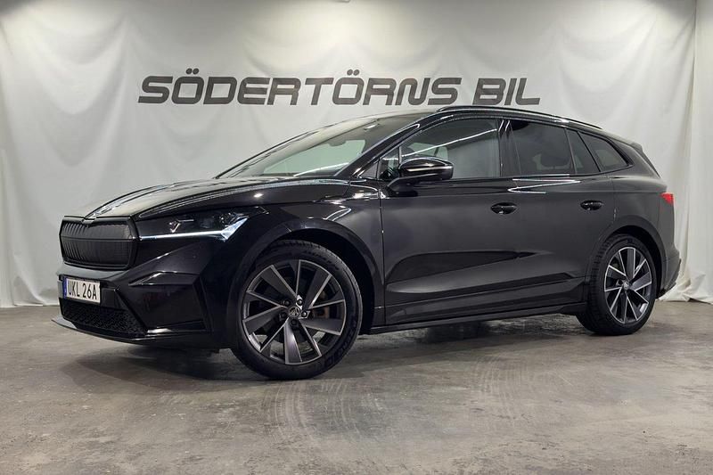 Svart (svart metallic) Begagnad 2023 Skoda Enyaq iV SportLine SUV | 369 900 kr (Marknadspris) - Bild 1/4