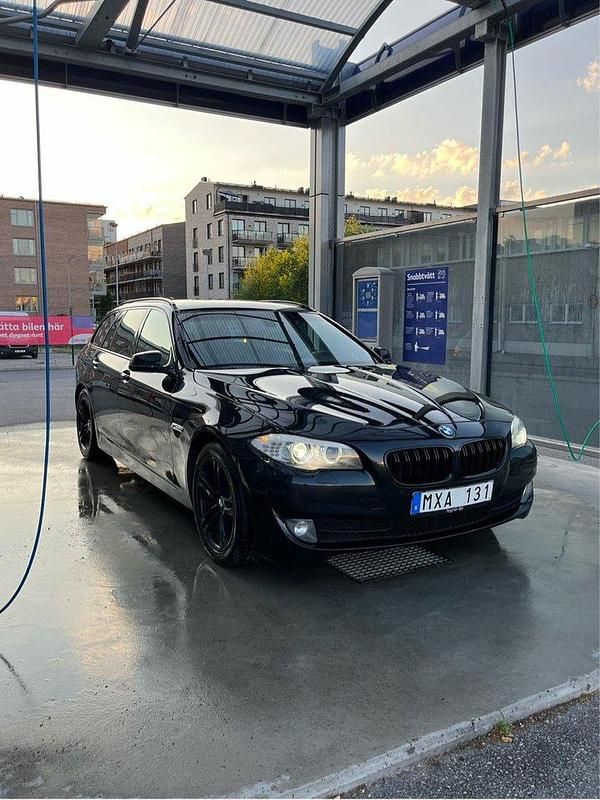 Svart Begagnad 2012 BMW 525 M Sport Kombi | 140 000 kr (Marknadspris) - Bild 1/4