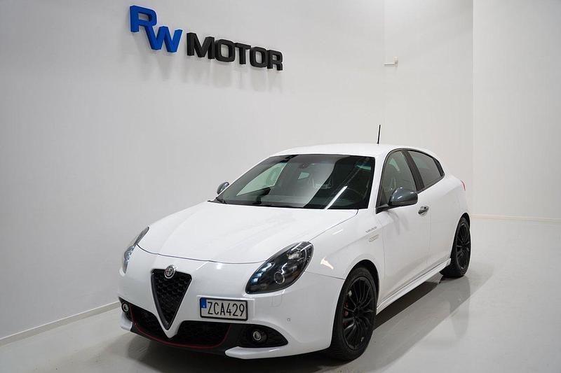 Vit Begagnad 2016 Alfa Romeo Giulietta Veloce Halvkombi | 189 800 kr - Bild 1/4