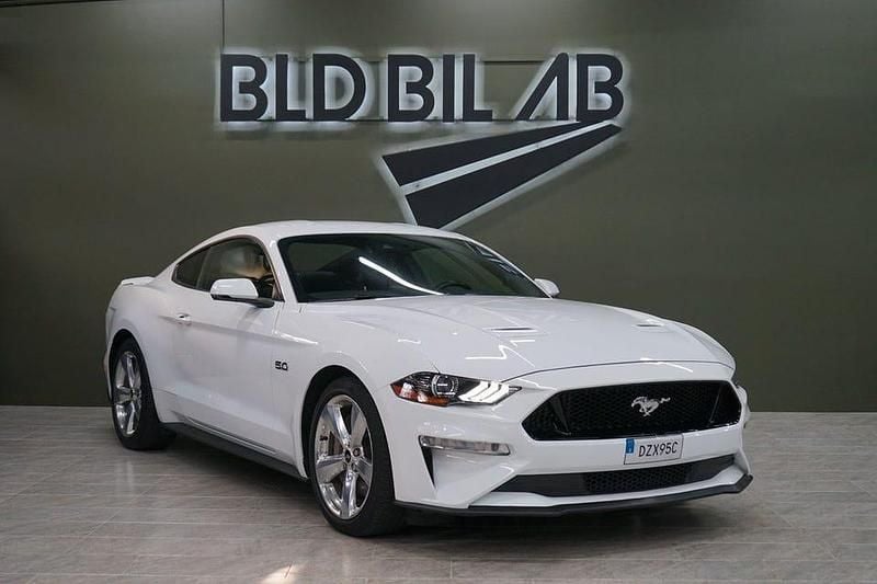 Vit Begagnad 2018 Ford Mustang GT Sportkupé | 399 900 kr - Bild 1/4