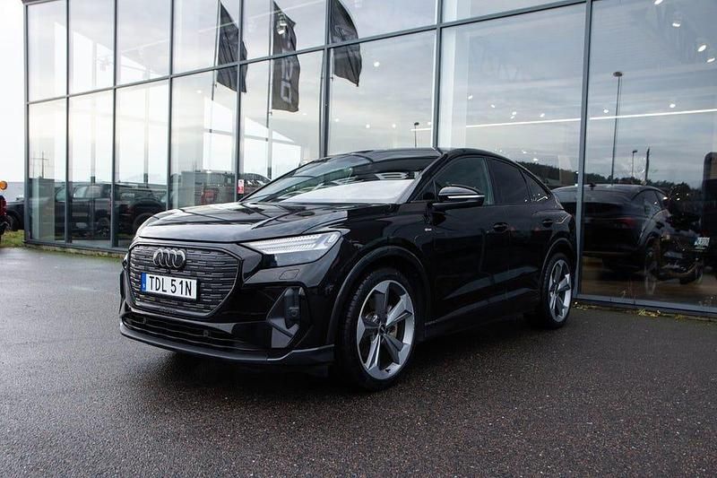 Svart Begagnad 2023 Audi Q4 Sportback e-tron S-Line SUV | 549 000 kr (Dyr) - Bild 1/4