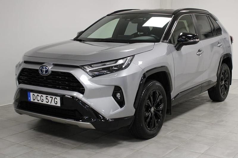 Grå Begagnad 2022 Toyota RAV4 Hybrid SUV | 388 000 kr (Marknadspris) - Bild 1/4