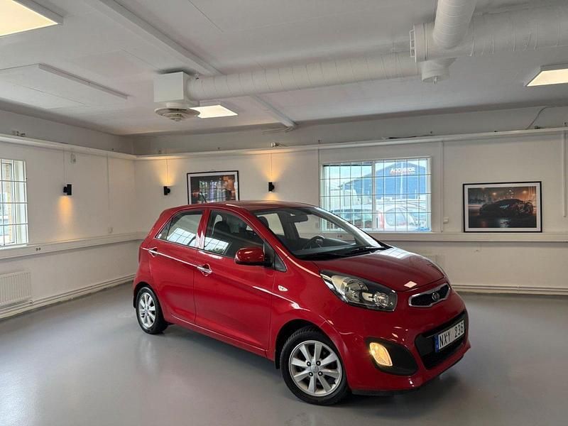 Röd Begagnad 2013 Kia Picanto Halvkombi | 69 900 kr (Marknadspris) - Bild 1/4