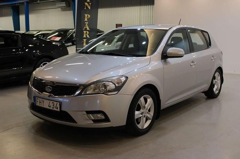 Begagnad Kia Ceed 116 HK (85 kW) 2010 Silver Halvkombi