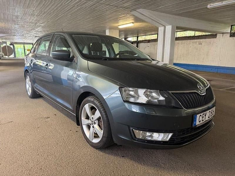 Grå Begagnad 2014 Skoda Rapid Halvkombi | 69 999 kr (Marknadspris) - Bild 1/4