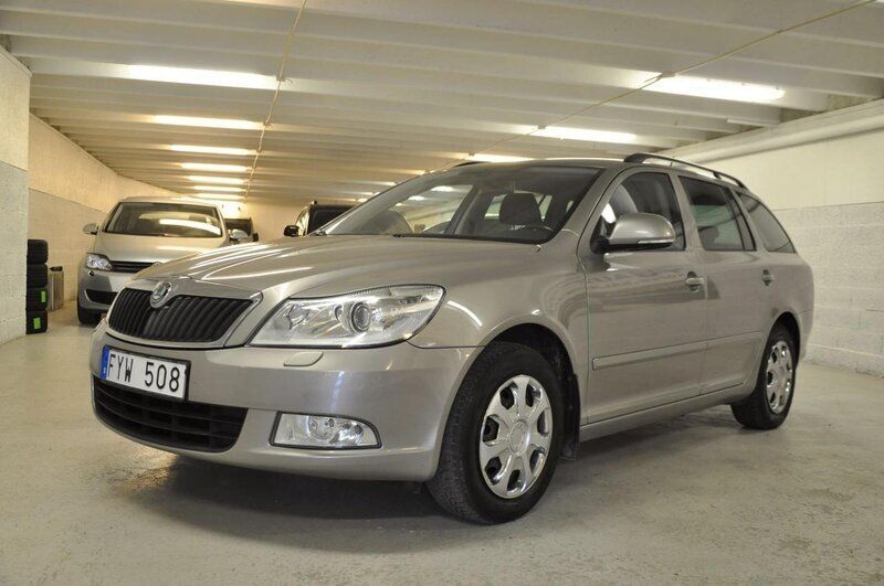 Grå Begagnad 2012 Skoda Octavia Kombi | 105 000 kr (Dyr) - Bild 1/4