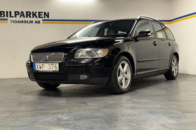 Svart Begagnad 2006 Volvo V50 Momentum Kombi | 19 900 kr (Marknadspris) - Bild 1/4