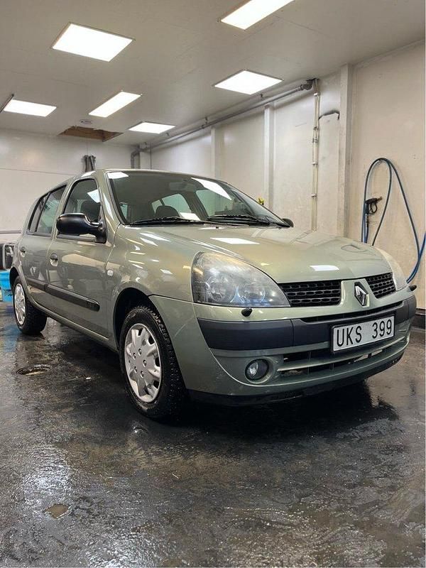 Grön Begagnad 2003 Renault Clio II Expression Halvkombi | 25 000 kr (Lite dyr) - Bild 1/3