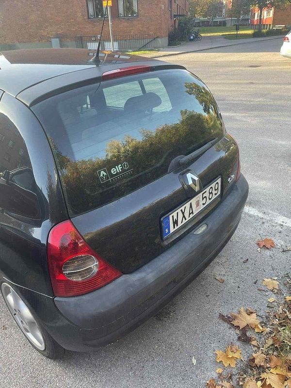 Svart Begagnad 2005 Renault Clio R.S. Authentique Halvkombi | 19 000 kr (Lite dyr) - Bild 1/4
