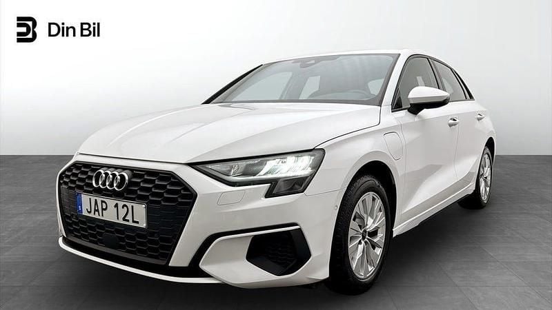 Ibisvit Begagnad 2024 Audi A3 Sedan | 289 000 kr (Marknadspris) - Bild 1/4