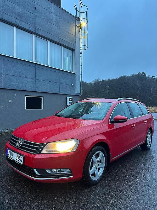 Röd Begagnad 2012 VW Passat Kombi | 59 000 kr (Superpris) - Bild 1/4