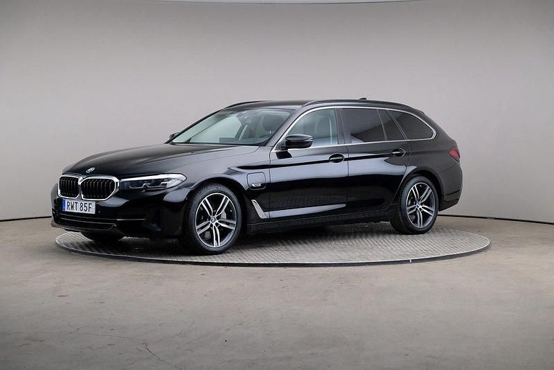 Svart Begagnad 2021 BMW 530e Kombi | 295 000 kr (Superpris) - Bild 1/4