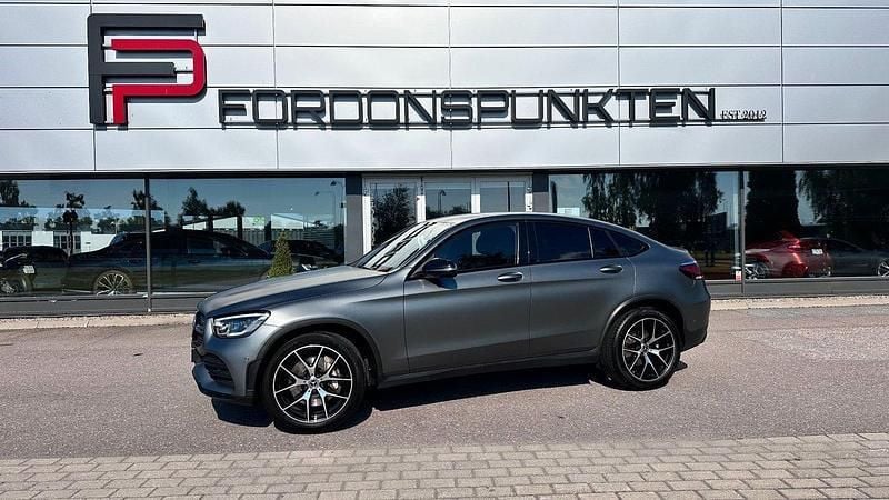 Grå Begagnad 2020 Mercedes GLC300 AMG Sportkupé | 429 000 kr (Marknadspris) - Bild 1/4