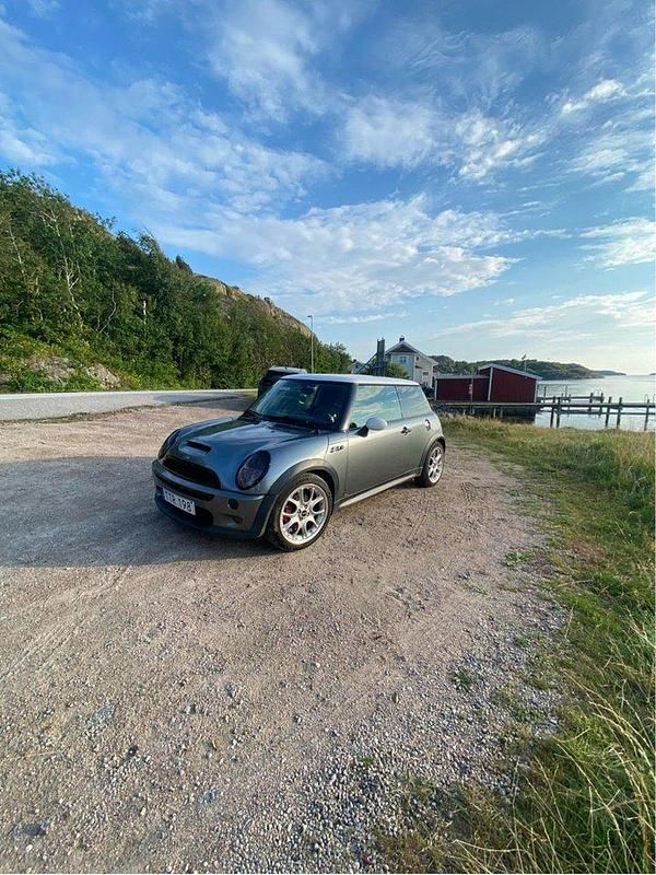 Grå Begagnad 2003 Mini Cooper S Halvkombi | 51 000 kr (Lite dyr) - Bild 1/4