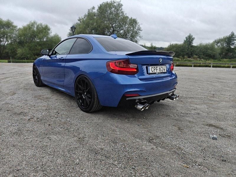 Blå Begagnad 2015 BMW 220 Shadowline Sportkupé | 205 900 kr - Bild 1/4