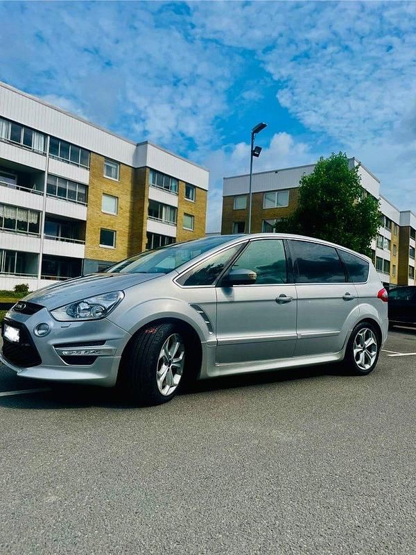 Grå Begagnad 2015 Ford S-MAX Business Edition Minibuss | 80 000 kr - Bild 1/4