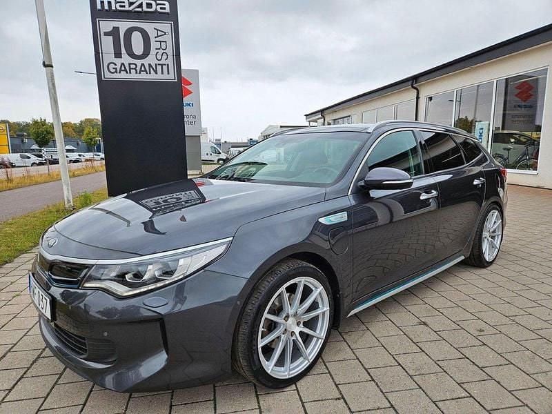 Grå (grå metallic) Begagnad 2018 Kia Optima Hybrid 2 Sedan | 174 000 kr (Marknadspris) - Bild 1/4