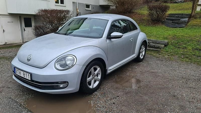 Silver Begagnad 2011 VW Beetle Halvkombi | 56 900 kr (Superpris) - Bild 1/4