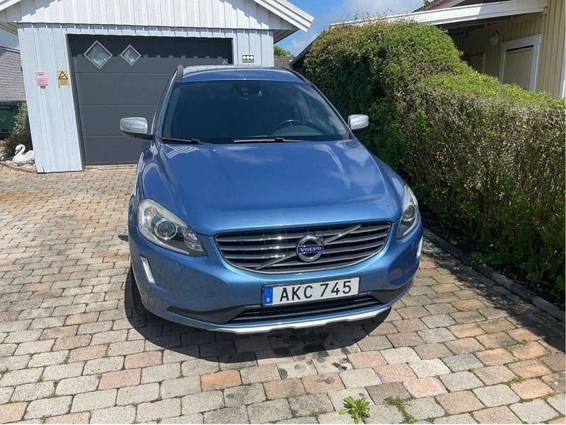 Blå Begagnad 2015 Volvo XC60 Momentum SUV | 158 500 kr (Bra pris) - Bild 1/4