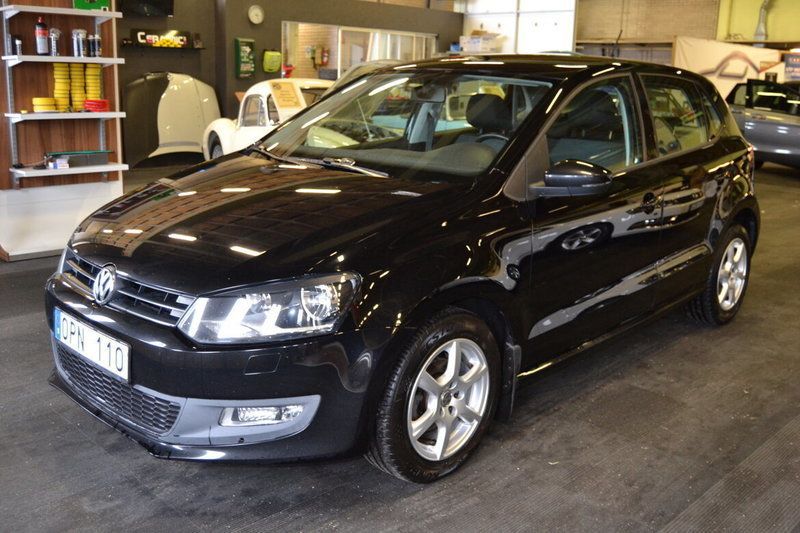 Svart Begagnad 2010 VW Polo Comfortline Halvkombi | 57 500 kr (Marknadspris) - Bild 1/4