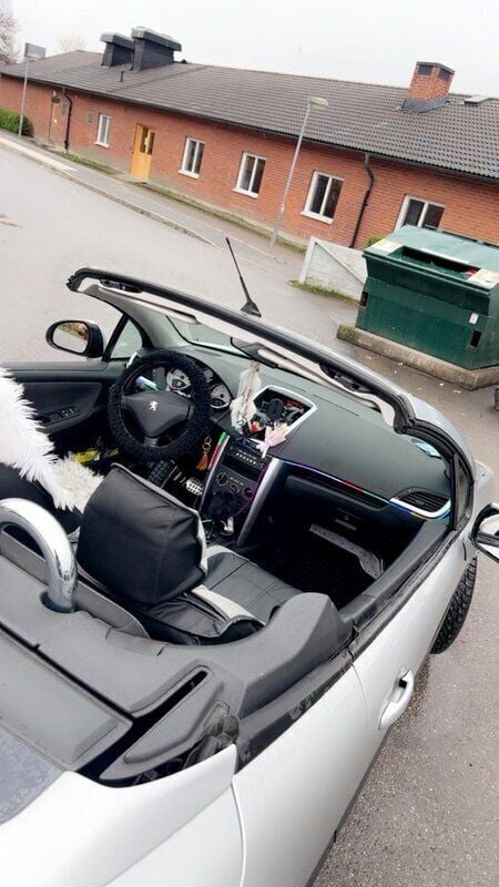Grå Begagnad 2007 Peugeot 207 CC Cab | 55 000 kr (Marknadspris) - Bild 1/4