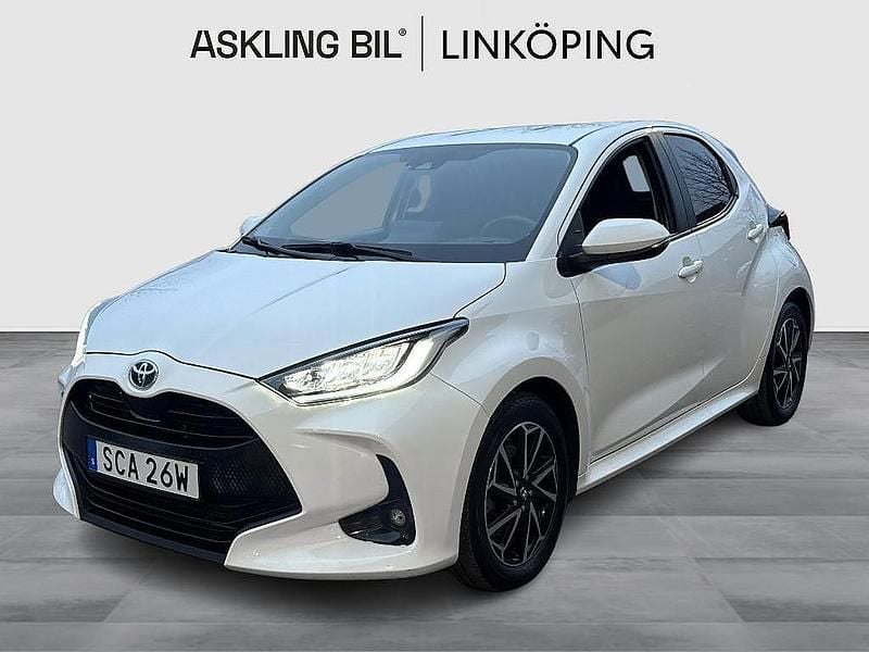 Vit Begagnad 2022 Toyota Yaris Hybrid Halvkombi | 209 000 kr (Marknadspris) - Bild 1/4