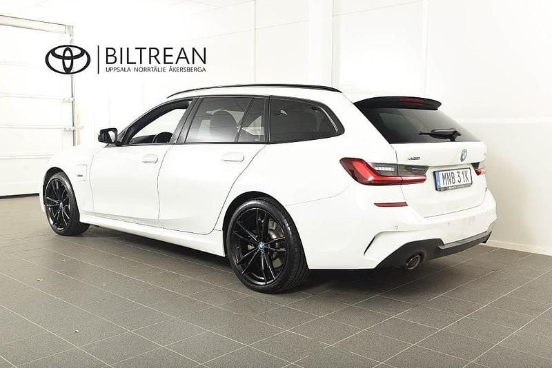 Begagnad BMW 330e M Sport 292 HK (214 kW) 2022 Vit Kombi