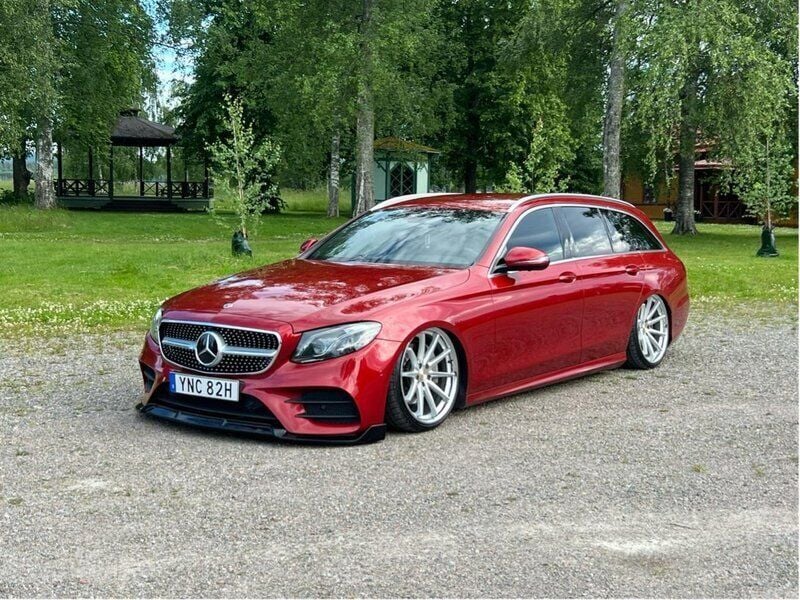 Röd Begagnad 2019 Mercedes E220 Kombi | 365 000 kr (Dyr) - Bild 1/4
