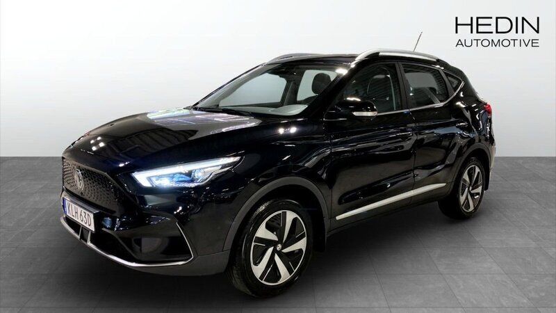 Svart (black) Begagnad 2023 MG ZS Luxury Sedan | 264 900 kr (Superpris) - Bild 1/4
